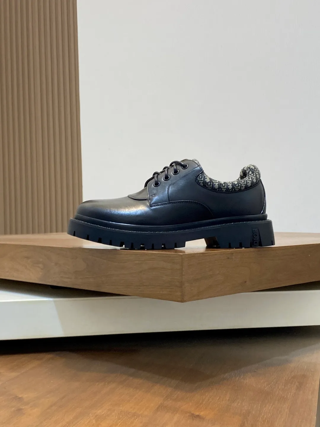 [DIOR] Top P: 820💰 Size: 39-44 (38.45. Can be customized) 2025ss Dior Dio* - Autumn and winter luxury men's moccasin shoes, purely handmade, both inside and outside are imported first-layer cowhide, high-end boutique and exquisite craftsmanship. Original TPU combination outsole. Wear a noble gentleman's taste. The best last type has been carefully debugged. Comfortable.